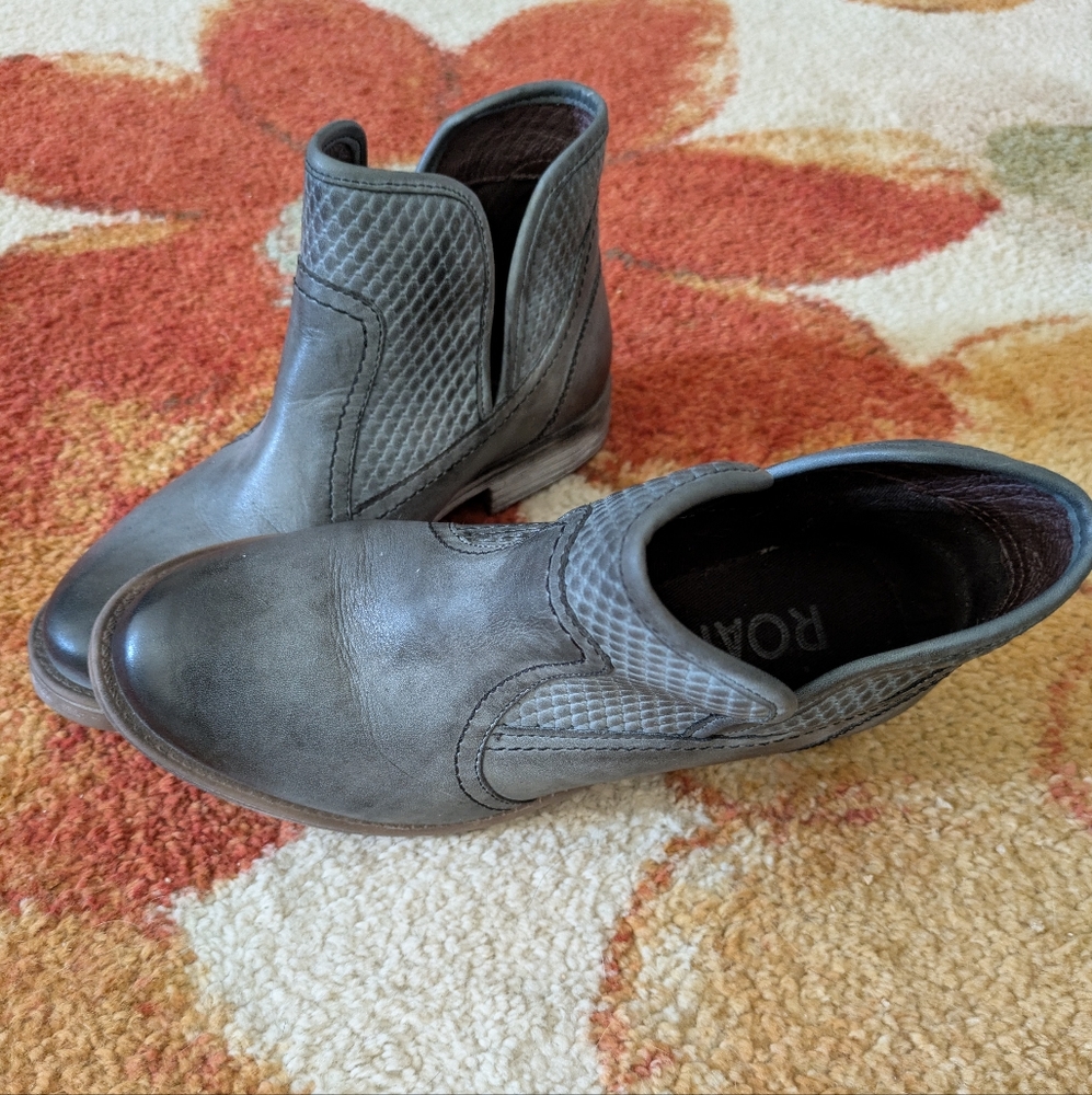 Stylish Gray Ankle Boots - Picture 2 of 8